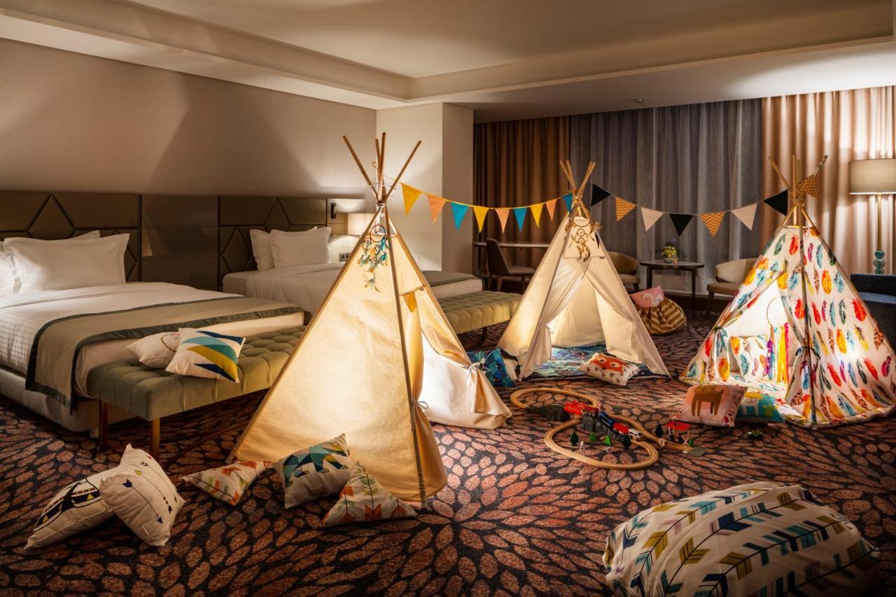 Grand Hotel Millennium Sofia Bagian luar foto Family room at the Conrad Hong Kong