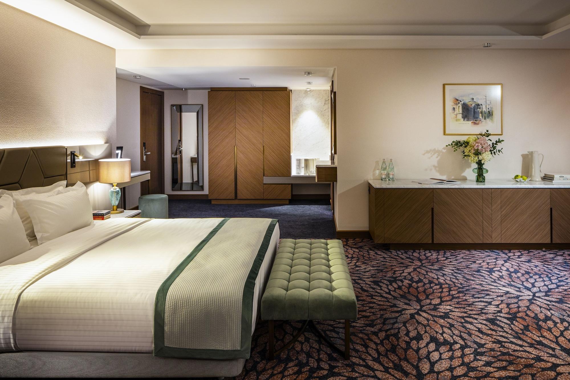 Grand Hotel Millennium Sofia Bagian luar foto A suite at the hotel