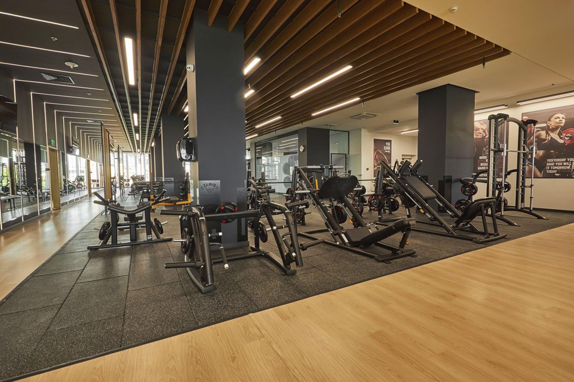 Grand Hotel Millennium Sofia Bagian luar foto The gym at the 1000m² Sports and Wellness Centre