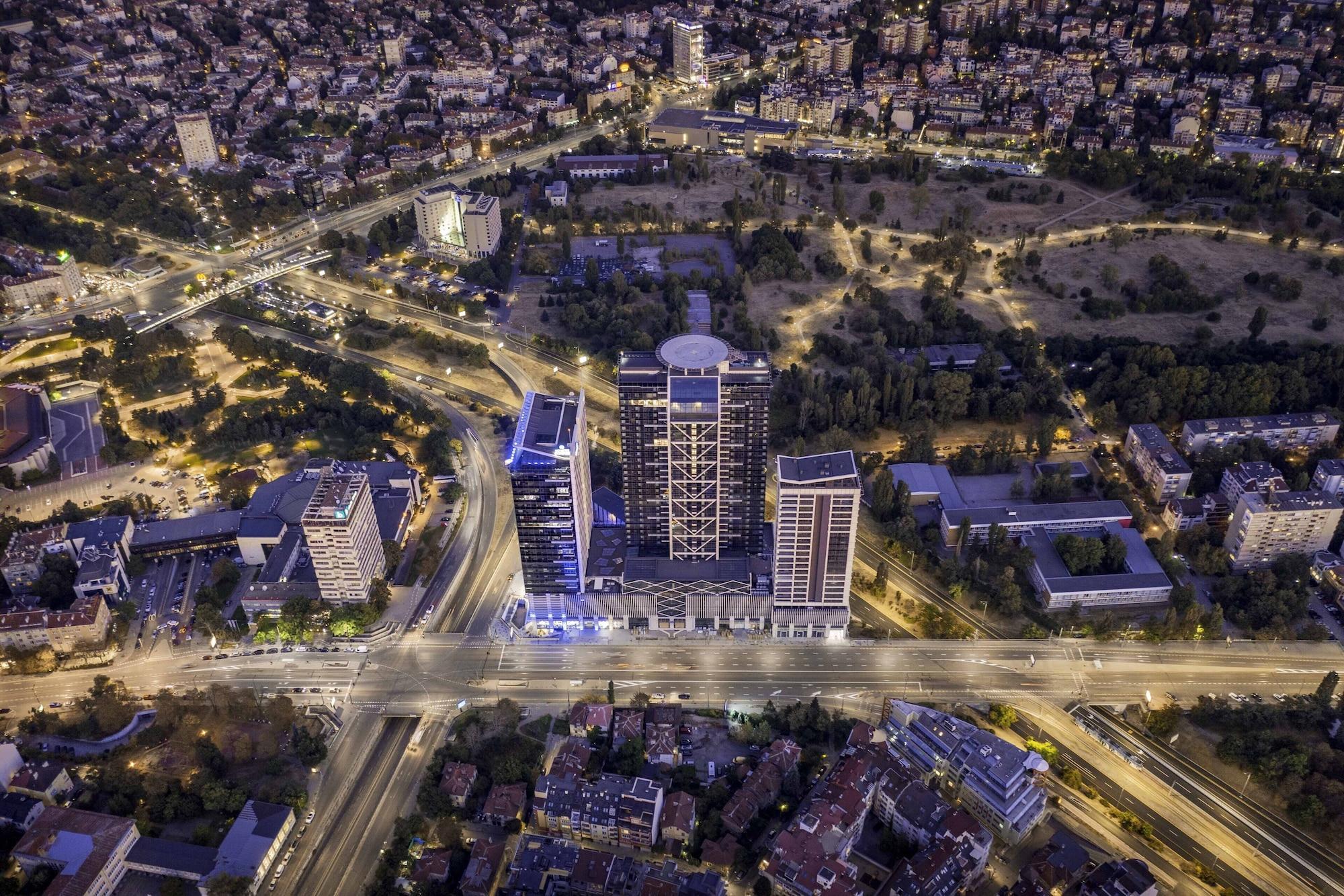 Grand Hotel Millennium Sofia Bagian luar foto The complex at night