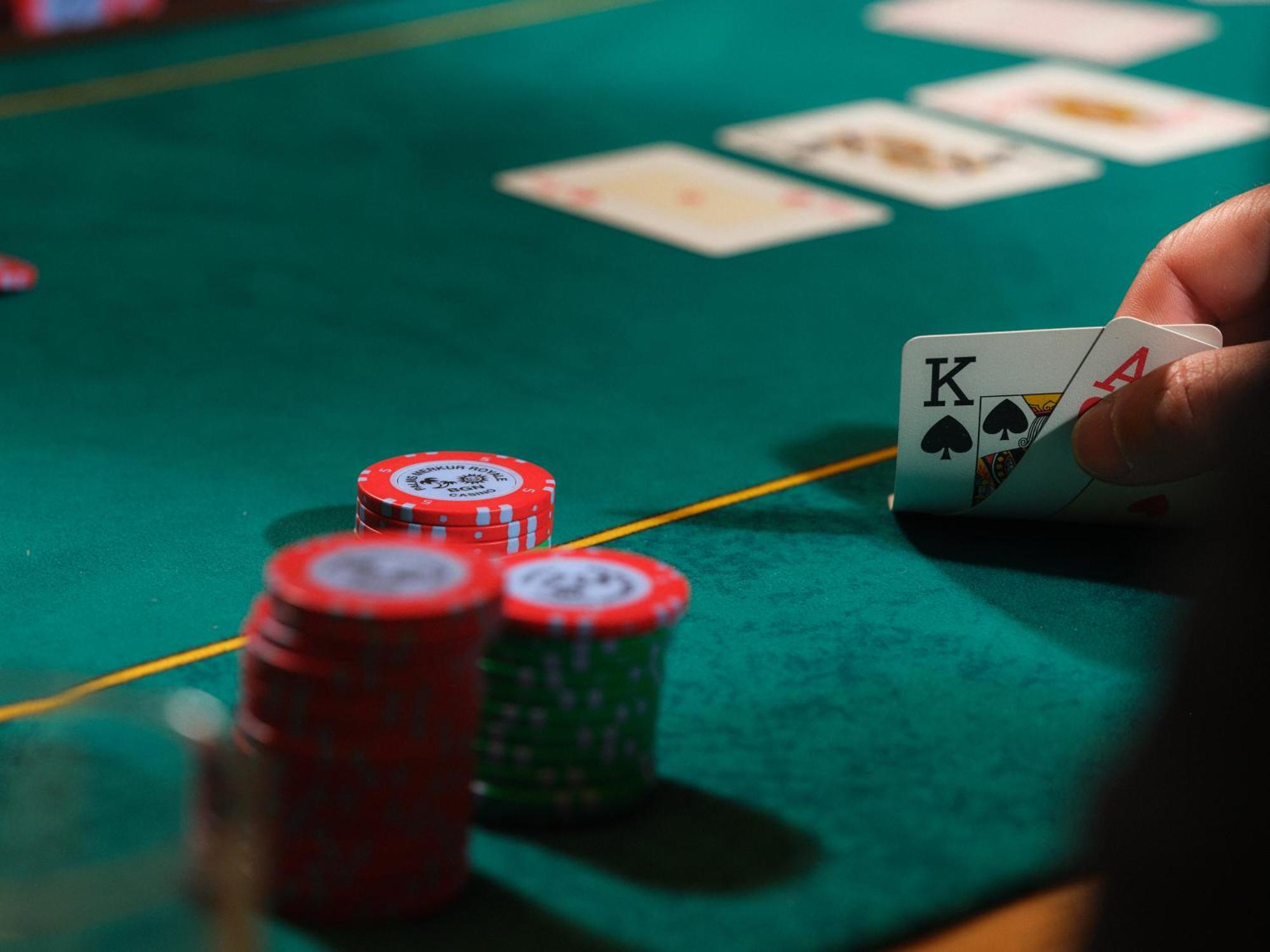 Grand Hotel Millennium Sofia Bagian luar foto A player checking in Texas hold 'em